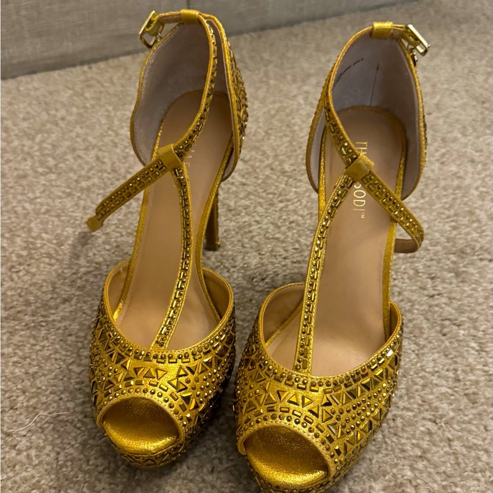 Platform pumps by Thaliasodi